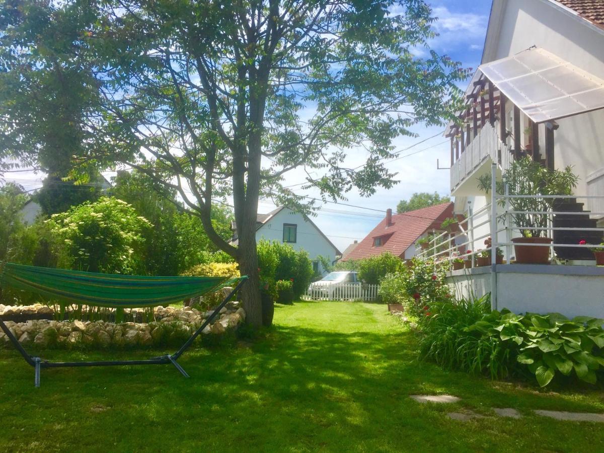 Lelle -kert Apartman 03 Balatonlelle Bagian luar foto