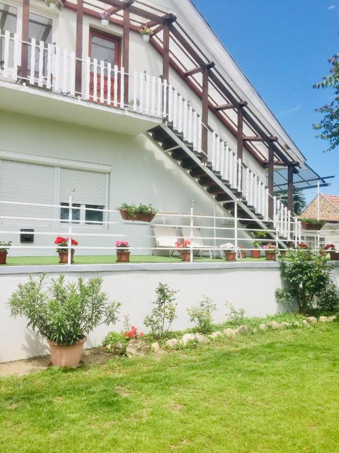Lelle -kert Apartman 03 Balatonlelle Bagian luar foto