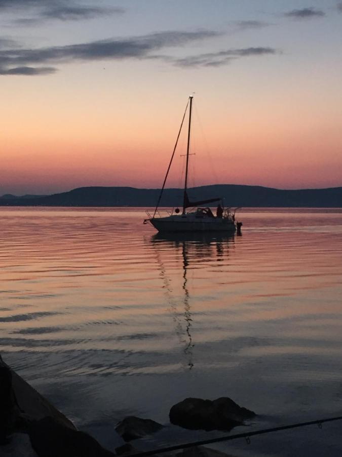 Lelle -kert Apartman 03 Balatonlelle Bagian luar foto