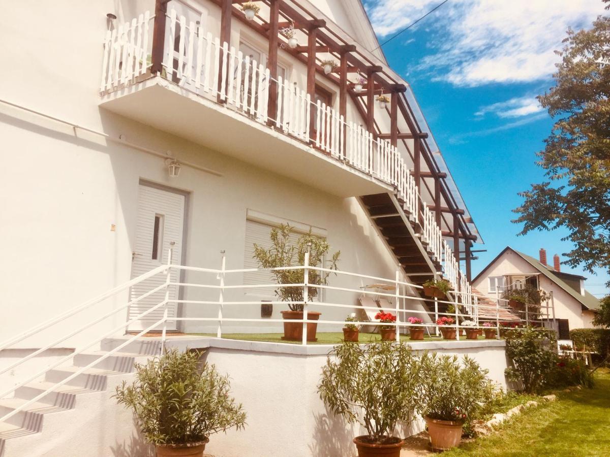 Lelle -kert Apartman 03 Balatonlelle Bagian luar foto